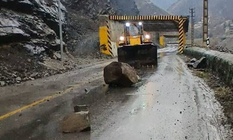 ریزش سنگ در محور کرج ـ کندوان + تصویر