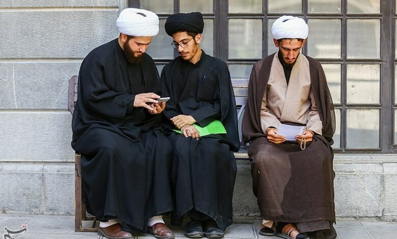 طلاب باید به علوم اسلامی تسلط کاملی داشته باشند