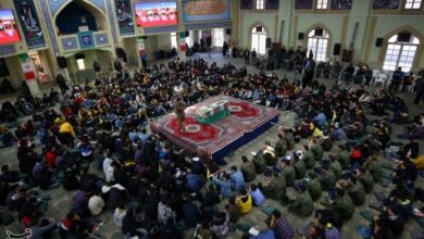 وداع دانش آموزان پسر با شهدای گمنام+تصویر