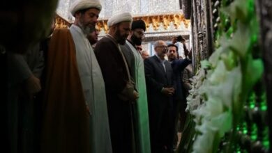 گلباران مرقد آیت‌الله دستغیب در چهل و سومین سالروز شهادت