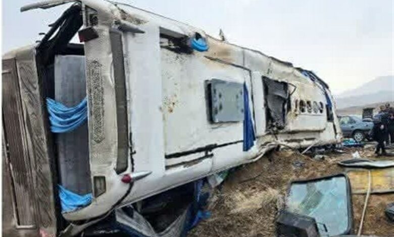 18 مصدوم در حادثه واژگونی اتوبوس در محور حاجی‌آباد بیرجند