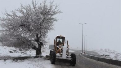 ادامه بارش برف در محورهای جنوبی استان همدان