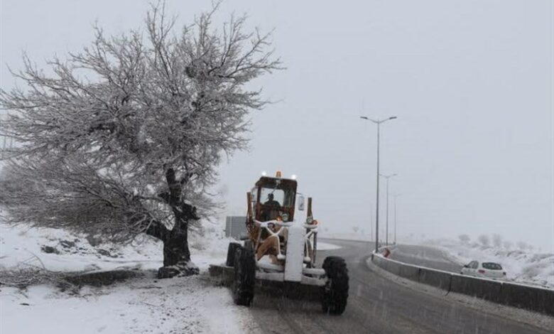 ادامه بارش برف در محورهای جنوبی استان همدان