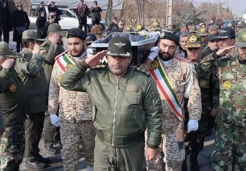 بدرقه باشکوه فرمانده/ تشییع پیکر فرمانده اسبق هوانیروز