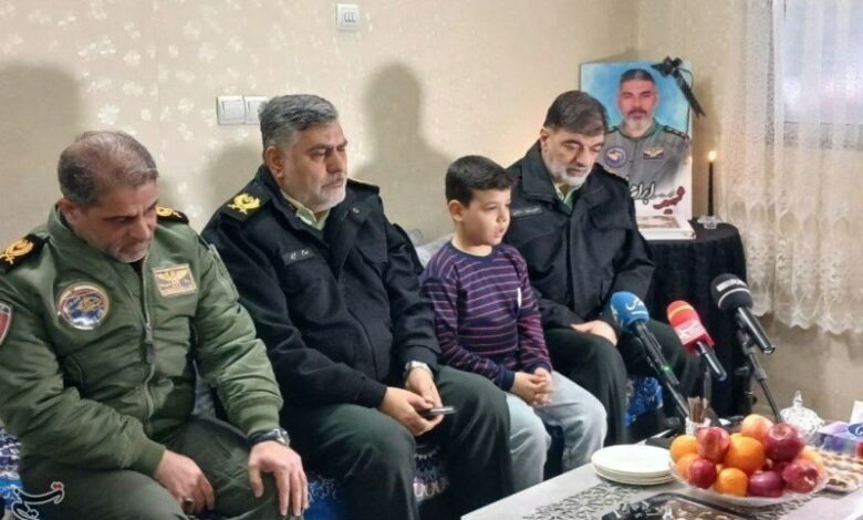 حضور سردار رادان در منزل شهید حادثه هواپیمای آموزشی فراجا