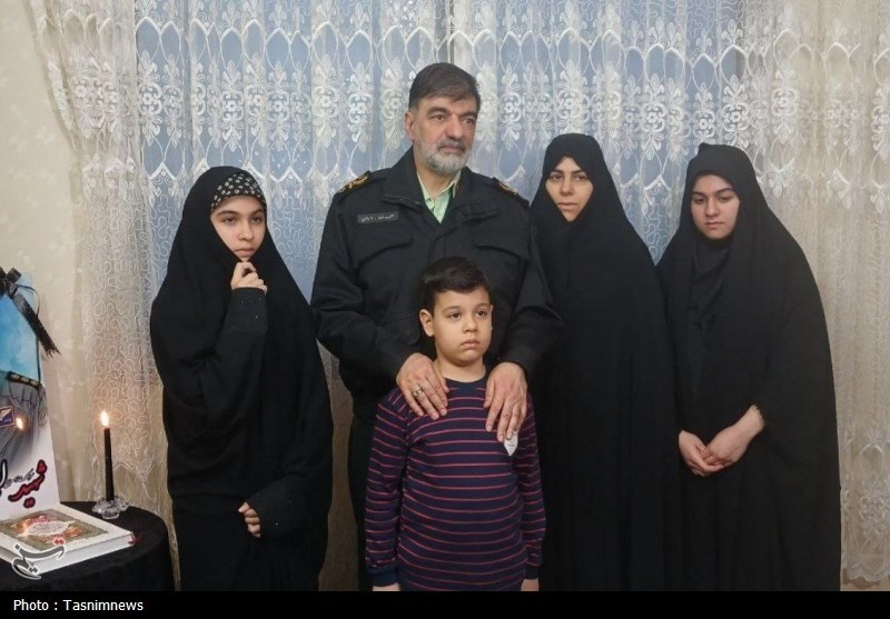 حضور سردار رادان در منزل شهید حادثه هواپیمای آموزشی فراجا