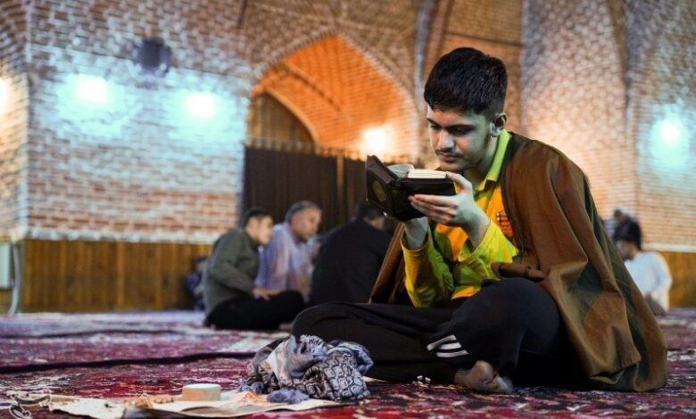 خلوت معنوی دانش‌آموزان تبریزی در مصلای امام ‌(ره) + فیلم