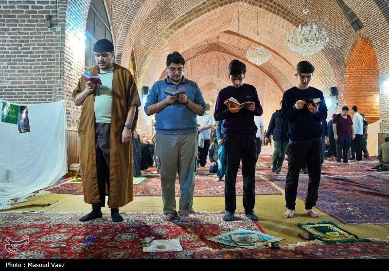 خلوت معنوی دانش‌آموزان تبریزی در مصلای امام ‌(ره) + فیلم