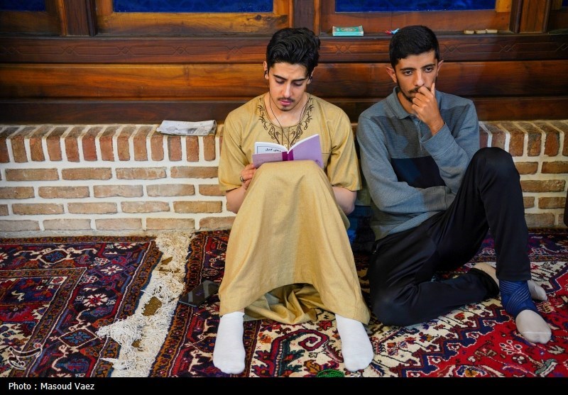خلوت معنوی دانش‌آموزان تبریزی در مصلای امام ‌(ره) + فیلم