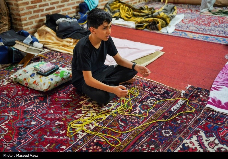 خلوت معنوی دانش‌آموزان تبریزی در مصلای امام ‌(ره) + فیلم