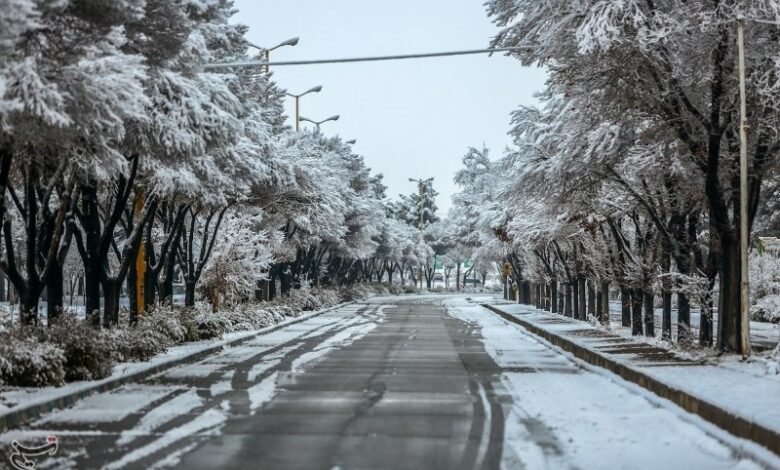 محورهای برفی و بارانی لرستان/ مه‌گرفتگی در گردنه «هیراب»