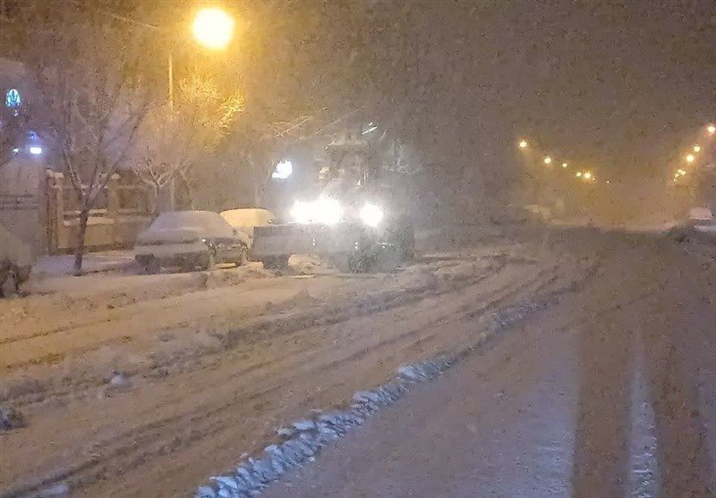 آماده‌باش شهرداری اراک همزمان با بارش برف + عکس