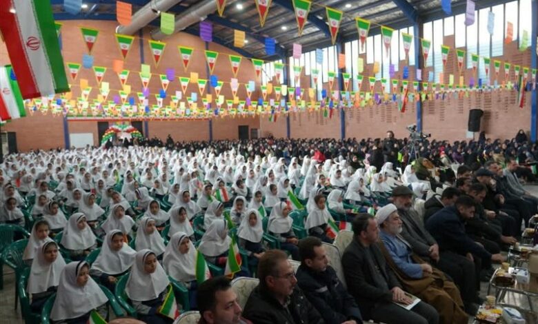 استقبال دانش‌آموزان اصفهانی از جشن پیروزی انقلاب