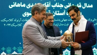 اهدای مدال‌های مهدی ماهانی به موزه آستان قدس رضوی