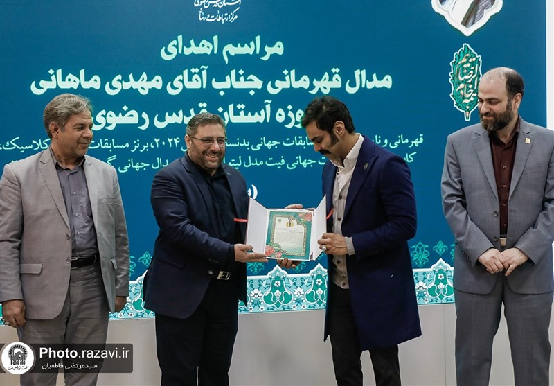 اهدای مدال‌های مهدی ماهانی به موزه آستان قدس رضوی