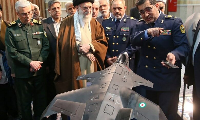 بازدید رهبر انقلاب از نمایشگاه دستاوردهای صنعت دفاعی کشور