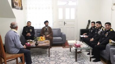 دیدار فرماندهان نیروی دریایی ارتش با خانواده سرباز شهید