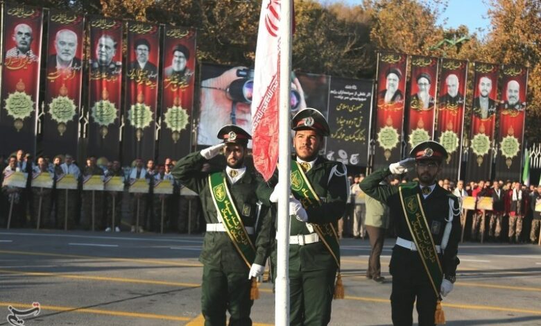 صبحگاه مشترک نیروهای نظامی و انتظامی در بندرماهشهر برگزار شد