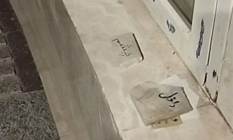 نوبت‌دهی عجیب بیماران با سنگ و کاغذ در یک بیمارستان لرستان!
