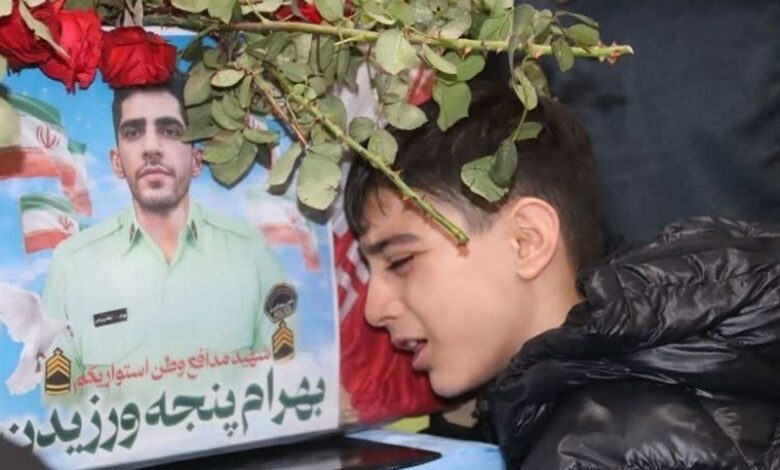 وداع باشکوه مردم گتوند با پیکر شهید بهرام پنجه ورزیدن