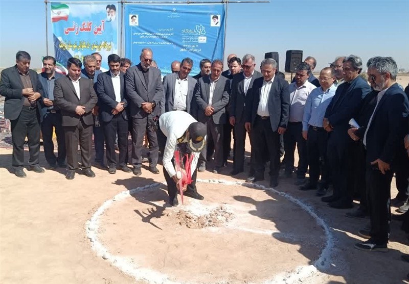 آیین کلنگ‌زنی نیروگاه خورشیدی 50 مگاواتی در قرچک
