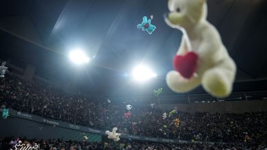 هواداران رئال بتیس با عروسکباران کریسمسی به کودکان کمبرخوردار امید بخشیدند / رئال بتیس , عروسکباران کریسمسی , هواداران فوتبال , اقدام انساندوستانه , سویا