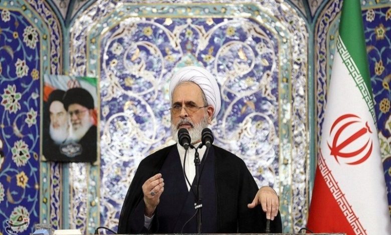 هشدار صریح امام جمعه قم به آمریکا و صهیونیسم: ملت ایران ایستاده است / اخبار قم - اخبار استانها