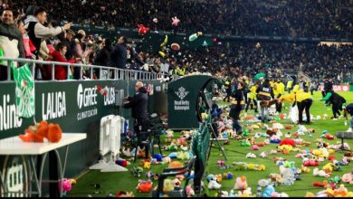 هواداران بتیس با پرتاب اسباببازی به زمین، سنت انساندوستانه خود را تکرار کردند / بتیس , هواداران بتیس , فوتبال اسپانیا , اقدام انساندوستانه , کریسمس