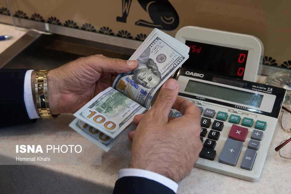 دلار در بازار آزاد رکورد زد؛ نرخ لحظه‌ای ۱۲۶ هزار و ۷۵۰ تومان / دلار , بازار ارز , قیمت دلار , مرکز مبادله ارز , محمدرضا فرزین