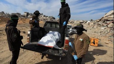 تحویل جسد یک اسیر صهیونیست توسط مقاومت فلسطین به صلیب سرخ / مقاومت فلسطین , اسیر صهیونیست , نوار غزه , صلیب سرخ , طوفان الاقصی