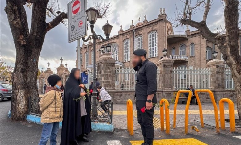 اهدا گل رز و تقدیم پیام مهر و تکریم به مادران با حضور تکاوران فاتحین سپاه تبریز در سطح شهر + تصاویر / اخبار آذربایجان شرقی - اخبار استانها