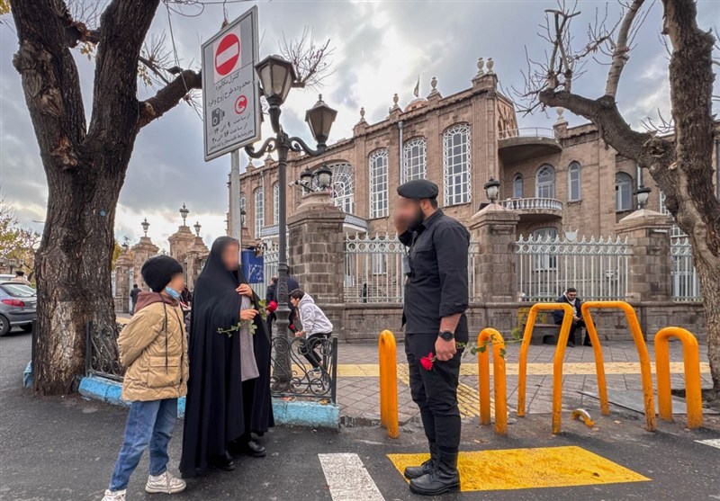 اهدا گل رز و تقدیم پیام مهر و تکریم به مادران با حضور تکاوران فاتحین سپاه تبریز در سطح شهر + تصاویر / اخبار آذربایجان شرقی - اخبار استانها