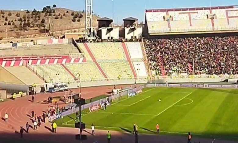 تشویق پرشور بیرانوند توسط هواداران پیش از شروع مسابقه / علیرضا بیرانوند , تشویق هواداران , دروازهبان , تیم ملی , فوتبال