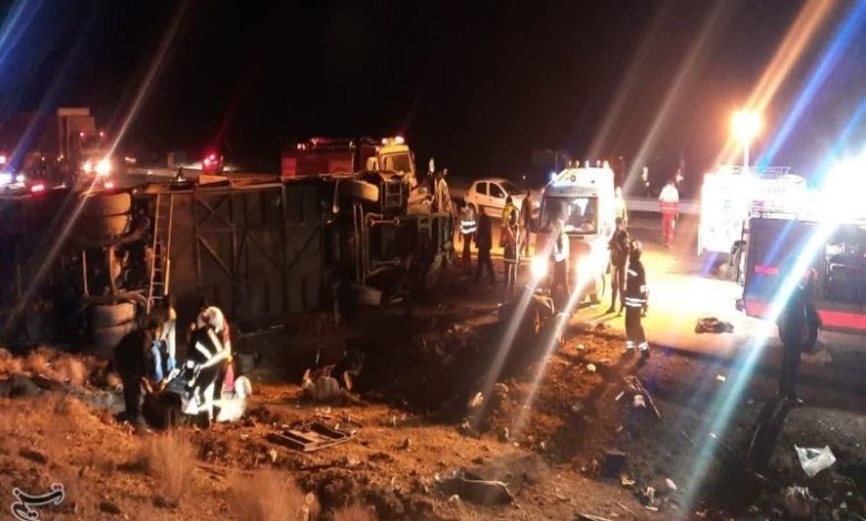 گزارش تصویری واژگونی اتوبوس در محور اصفهان-نطنز / اخبار کاشان - اخبار استانها