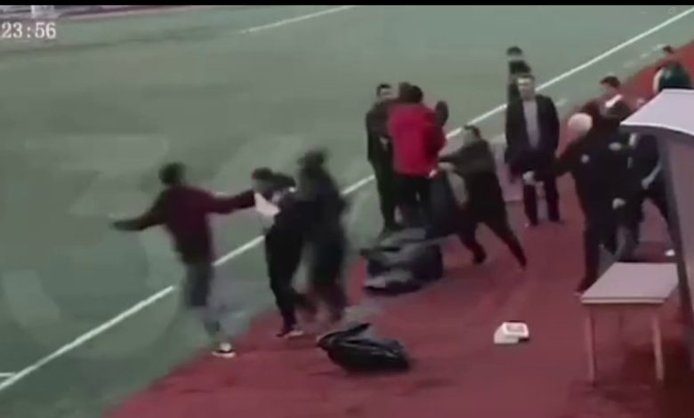 پخش تصاویر درگیری اطرافیان محمود فکری با خبرنگاران در ورزشگاه قویدل تبریز / تراکتور , محمود فکری , درگیری , خبرنگاران , ورزشگاه قویدل