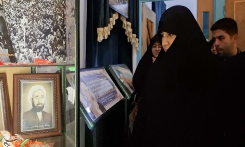 حضور فرزند سپهبد شهید سلامی در آستان امامزاده هلال بن علی(ع)+تصاویر / اخبار کاشان - اخبار استانها