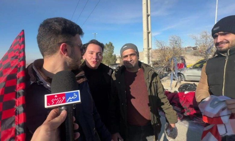 آوازخوانی هواداران تراکتور مقابل میکروفن خبرورزشی / تراکتور , هواداران تراکتور , خبرورزشی , آوازخوانی , فوتبال ایران