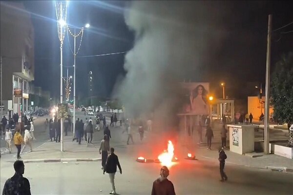 اعتراضات در تونس ادامه دارد: معترضان خواستار آزادی زندانیان سیاسی شدند / تونس , اعتراضات , قیس سعید , حقوق بشر , آزادی بیان