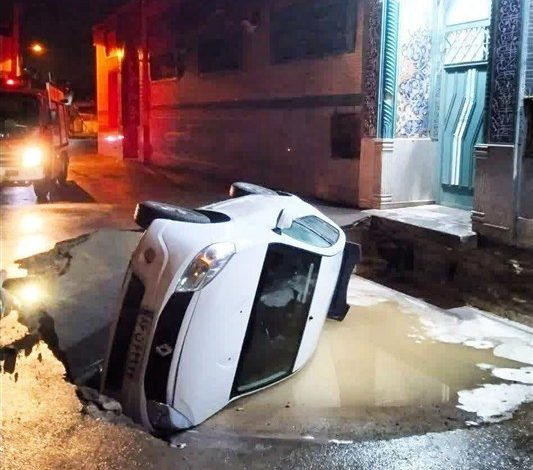 فرونشست زمین در خمینیشهر؛ سقوط خودرو ال90 در گودال / اخبار اصفهان - اخبار استانها