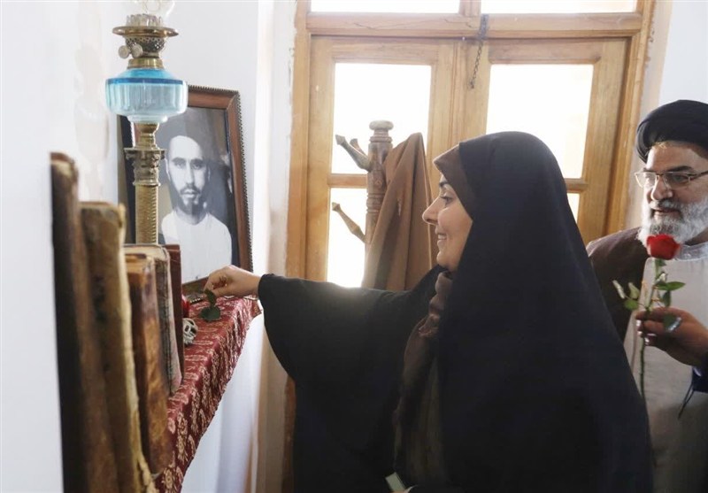 زنگ انقلاب در بیت تاریخی امام خمینی(ره) در خمین نواخته شد / اخبار مرکزی - اخبار استانها