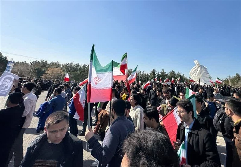 روایت تسنیم از تجمع دانشجویان دانشگاه فردوسی؛ سنگ‌پرانی دانشجونماها / اخبار خراسان رضوی - اخبار استانها
