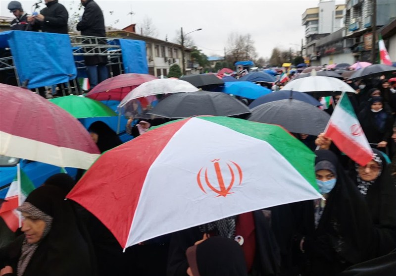 طنین «ایران مقتدر؛ ملت پیروز» در خیابان‌های گیلان با باران الهی / اخبار گیلان - اخبار استانها
