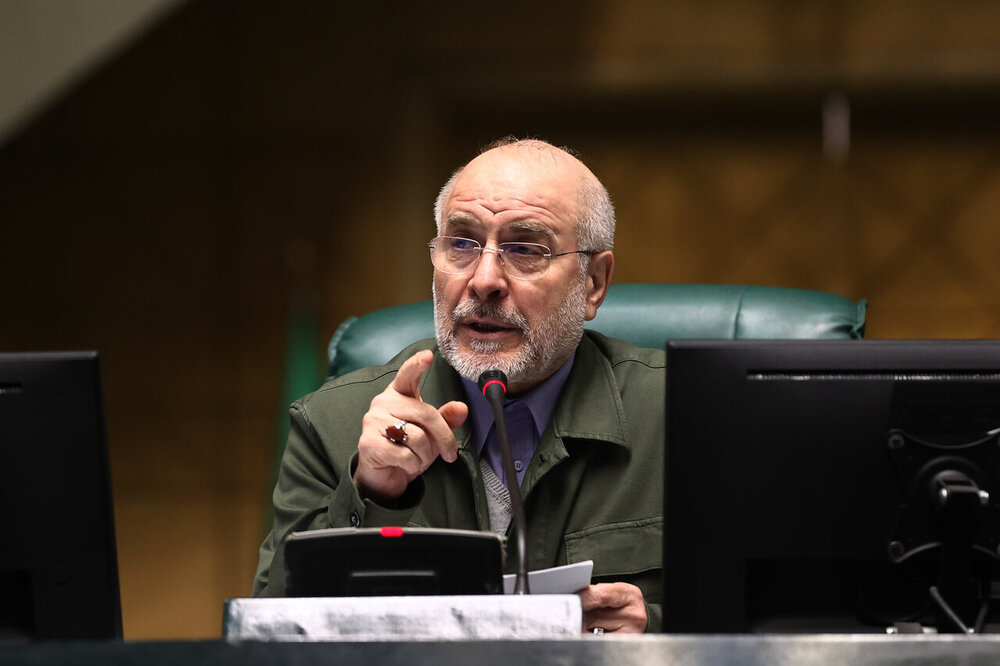 قالیباف در پاسخ به ایزدخواه: نظر شخصی را به مصوبات مجلس تعمیم ندهید / بودجه ۱۴۰۵ , نرخ نان و بنزین , اسقاط خودرو فرسوده , قالیباف , ایزدخواه