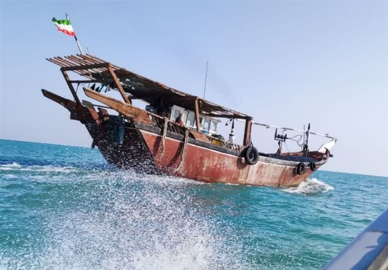لنج صیادی متخلف در سواحل بندر عسلویه توقیف شد / اخبار بوشهر - اخبار استانها