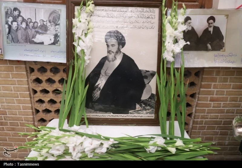 بیت تاریخی امام خمینی(ره) در قم گلباران شد / اخبار قم - اخبار استانها