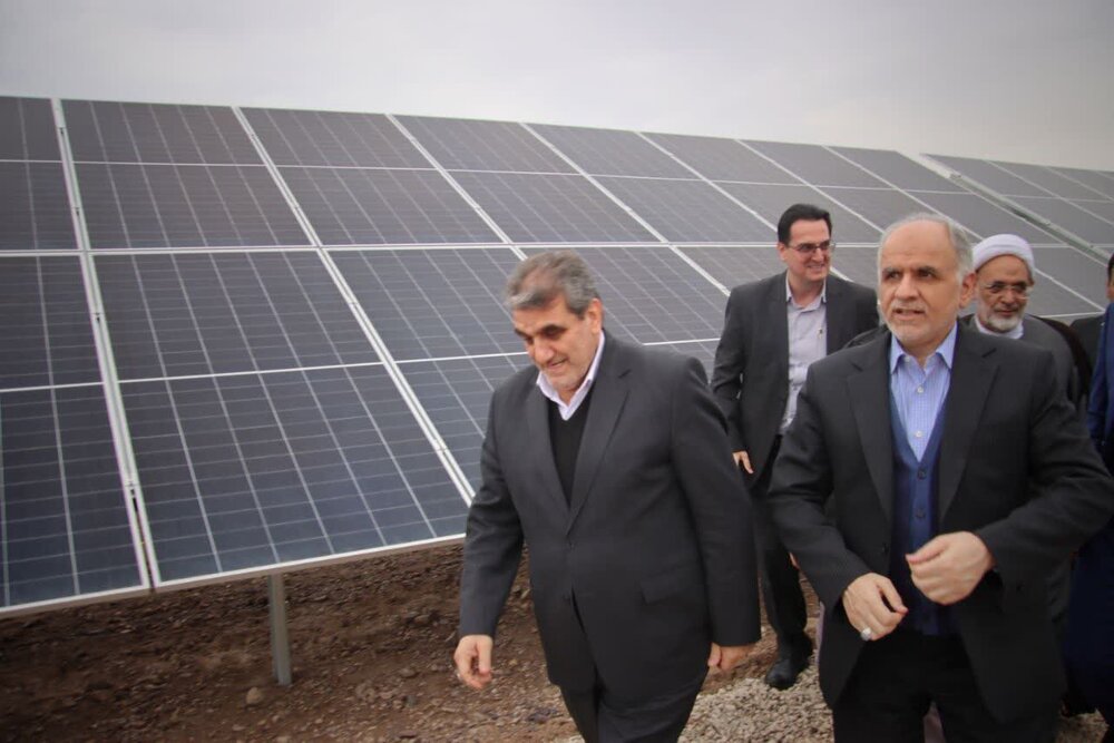 افتتاح نیروگاه ۳۶ مگاواتی خورشیدی در سمنان؛ تاکید استاندار بر توسعه انرژی پاک / نیروگاه خورشیدی , انرژی تجدیدپذیر , استاندار سمنان , تأمین برق , محمدجواد کولیوند