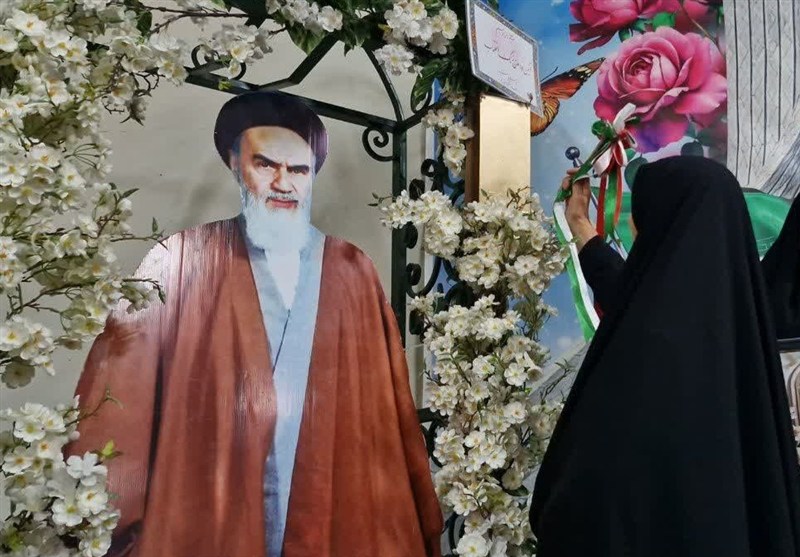 نواختن زنگ انقلاب در مدارس اسلامشهر بهدست مادر شهید / اخبار استان تهران - اخبار استانها