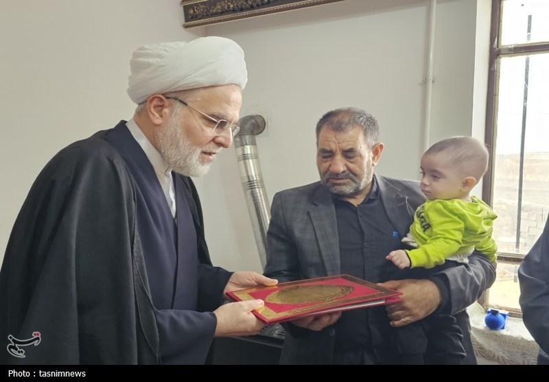 دیدار نماینده ولی‌فقیه در کردستان با خانواده شهدای بخش دلبران+تصاویر / اخبار کردستان - اخبار استانها