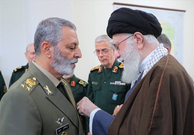 بیعت خانواده شهید سپهبد سیدعبدالرحیم موسوی با آیت‌الله خامنه‌ای / اخبار سیستان و بلوچستان - اخبار استانها