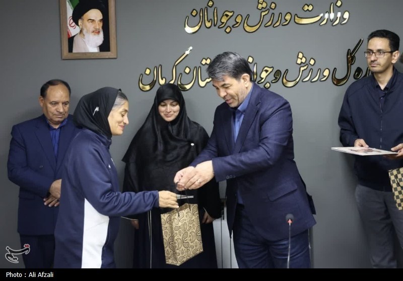 سرمربی تیم ملی فوتبال بانوان ایران با استقبال استاندار وارد کرمان شد / اخبار کرمان - اخبار استانها